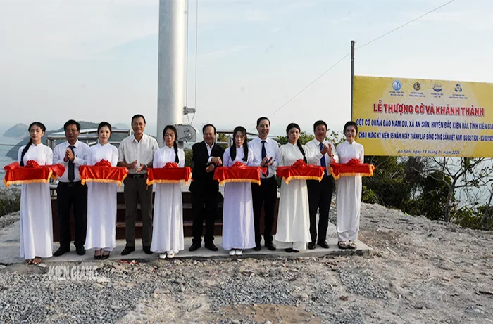 Đại biểu thực hiện nghi thức khánh thành cột cờ Tổ quốc quần đảo Nam Du