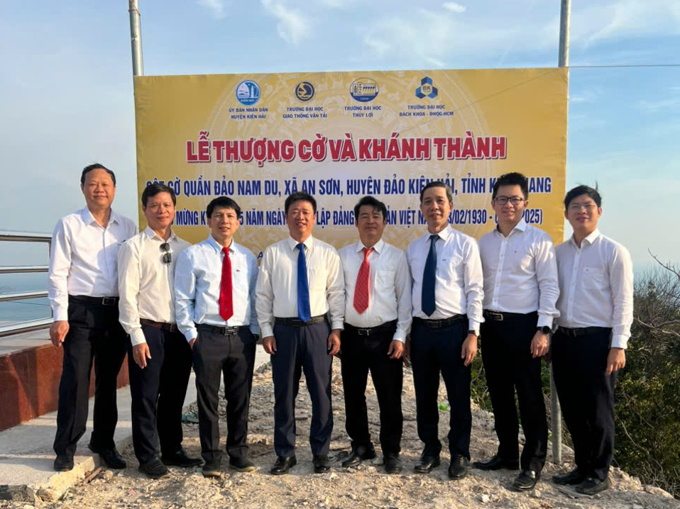 Trường Đại học Thủy Lợi và Trường Đại học Bách khoa - Đại học Quốc gia TP. Hồ Chí Minh và Trường Đại học Giao thông Vận tải tham dự Lễ thượng cờ