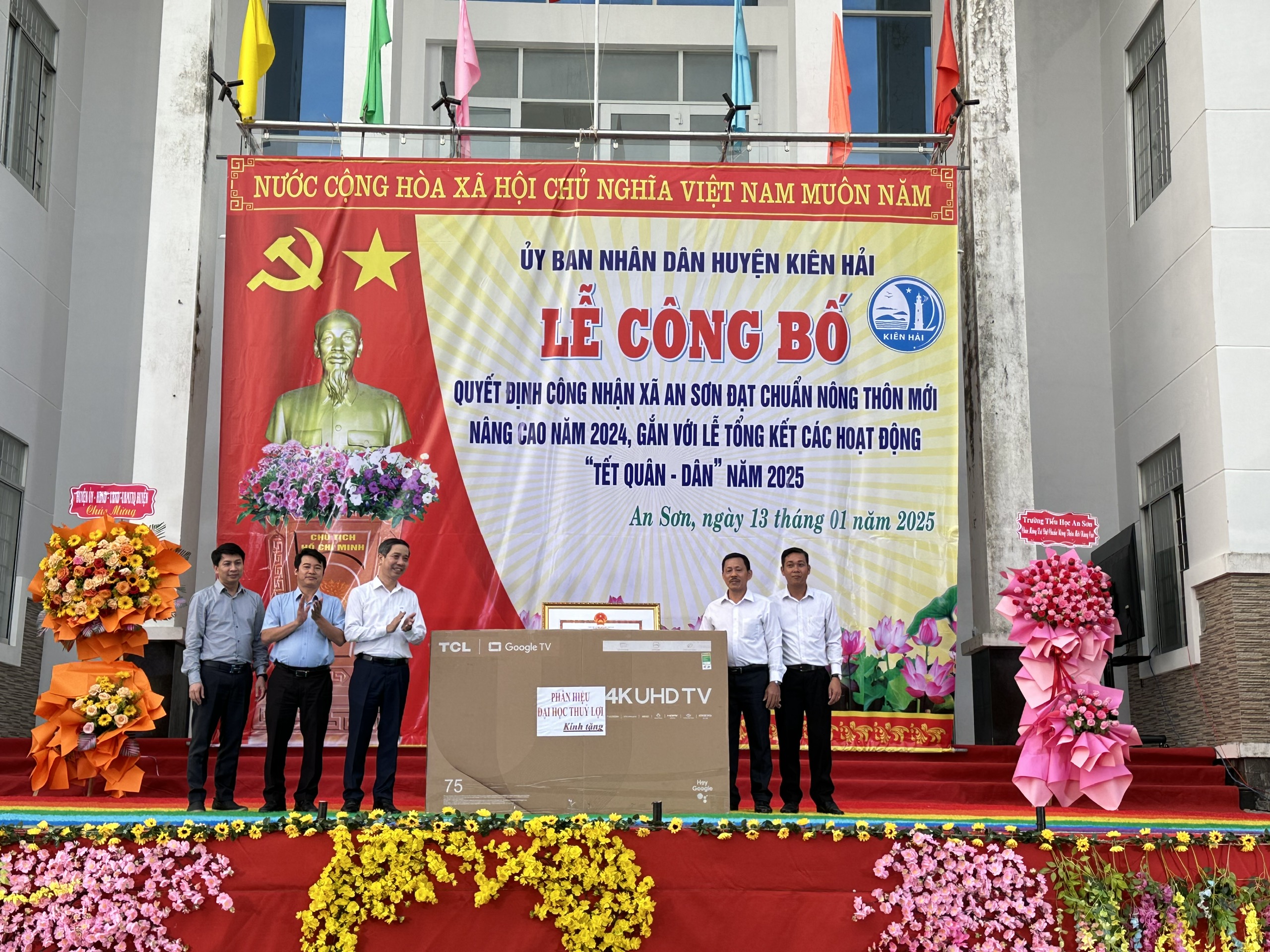 TS. Lê Xuân Bảo đại diện cho Phân hiệu phía nam của Trường Đại học Thủy Lợi trao tặng cho UBND xã An Sơn tivi 75 inch